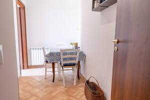 mesa y sillas en una habitación con mesa en Le casette di Marò, en Nunziata