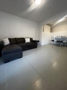 ein Wohnzimmer mit einem Sofa und einem Tisch in der Unterkunft Casa indipendente vista mare in Imperia
