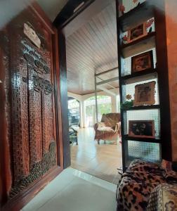 een kamer met een slaapkamer met een deur naar een woonkamer bij Suite na varanda para casais in Foz do Iguaçu