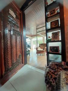 een kamer met een slaapkamer met een deur en een woonkamer bij Suite na varanda para casais in Foz do Iguaçu