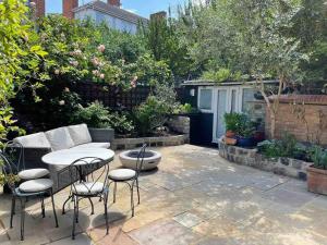 a patio with a table and chairs on a patio at Stylish 1-bed studio in London +3 photos