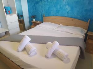A bed or beds in a room at Casa Terrasini