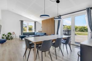 Imagine din galeria proprietății New And Modern Holiday Home With Hot Tub în Frørup