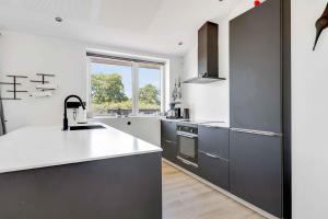 Imagine din galeria proprietății New And Modern Holiday Home With Hot Tub în Frørup