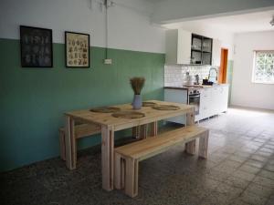 uma cozinha com uma mesa de madeira num quarto em Open and airy home 