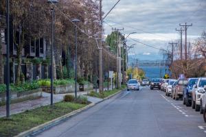 uma rua com carros estacionados na berma da estrada em Depto con Vista al Lago en la mejor ubicación em Puerto Varas