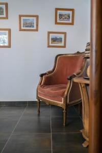 un sofá de cuero en una habitación en Gîtes du Castell de Blés, en Saint-Génis