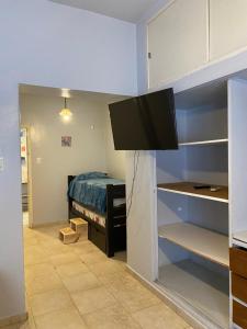 een slaapkamer met een bed en een tv in een kamer bij Departamento Hospital Privado Quality maternidad Con cochera in Cordoba