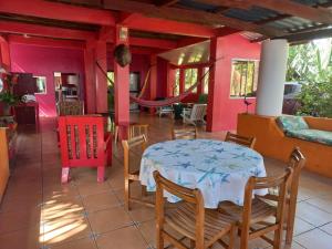 ein Esszimmer mit einem Tisch und Stühlen in einem Haus in der Unterkunft MARDEORO BEACH HOUSE in Barra de Santiago + 46 Fotos