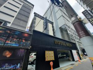 uma pessoa está de pé em frente a um quarto de hotel em Rein Hotel Busan Yeonsan em Busan