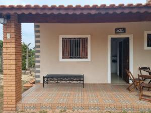 een patio met een bank voor een huis bij Recanto Videira Rota do Vinho in São Roque
