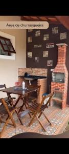 サン・ホッキにあるRecanto Videira Rota do Vinhoの暖炉付きの部屋(テーブル、椅子付)