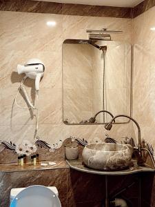 y baño con lavabo y espejo. en Hotel Nordmann,Racha en Ambrolauri