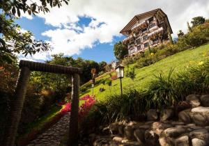 薩蘭托的住宿－Las Margaritas Salento，山边的房屋,带花园