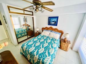 Macuto的住宿－Casa de la Playa，一间卧室配有一张床和镜子