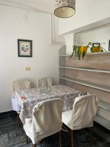 a dining room with a table and chairs at Departamento Hospital Privado Quality maternidad Con cochera in Córdoba