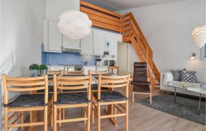 Cozy Apartment In Ringkbing With Kitchen في رينكوبنج: مطبخ وغرفة طعام مع طاولة وكراسي