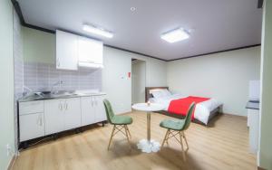 1 dormitorio con 1 cama, mesa y sillas en Hotel Castle en Suncheon