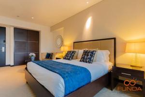 een slaapkamer met een groot bed in een kamer bij Luxe high floor Studio in address 36 in Dubai