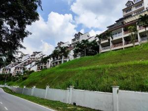 een rij appartementen op de top van een heuvel bij The Jewel with FREE WiFi and Box TV in Bentong