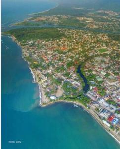 una vista aerea di un'isola in acqua di Cozy Townhouse & Terrace/Pool a La Ceiba
