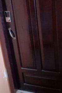 una puerta de madera con un picaporte en ella en 3 Bedroom & Terrace Pool, en La Ceiba