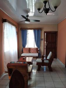 ein Wohnzimmer mit einem Sofa und einem Tisch in der Unterkunft 3 Bedroom & Terrace Pool in La Ceiba