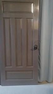 a door with a door knob on it in a room at Cozy Townhouse & Terrace/Pool in La Ceiba