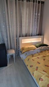 1 dormitorio pequeño con 1 cama y 1 silla en Pavilla city 401 two bedroom house en Busan
