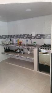 eine Küche mit einer Spüle und einem Herd in der Unterkunft Apartamento cool Neiva in Neiva