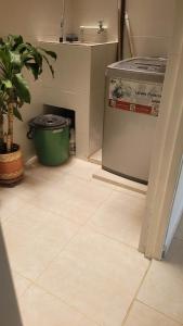 Zimmer mit Fliesenboden, einer Pflanze und einem Kühlschrank in der Unterkunft Apartamento cool Neiva in Neiva