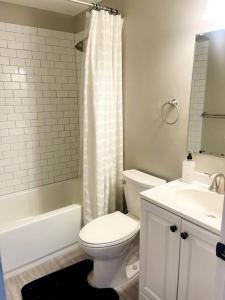 La salle de bains blanche est pourvue de toilettes et d'un lavabo. dans l'établissement Horace House On The Hill, 