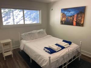 um quarto com uma cama com duas toalhas em Charming 2Br, Fully Equipped kitchen, Smart TV em Greenville