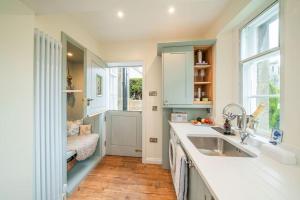 A kitchen or kitchenette at Dreamy Town House Apartment in Dunkeld