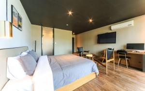 TV a/nebo společenská místnost v ubytování Seven Bricks Hotel