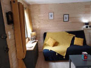 Dormitorio pequeño con cama y mesa en Petit studio dans la prairie en Saint-Auban