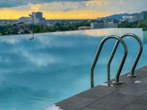 een zwembad met uitzicht op de stad bij Taiping Homestay near Lake Garden with Sunset View in Taiping