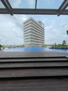 vista su un edificio con un edificio sullo sfondo di Luxe 1-Bedroom Haven with Ocean View on the 5th Floor of Kalani Tower a Nongsa
