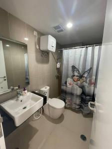 bagno con servizi igienici e lavandino di Luxe 1-Bedroom Haven with Ocean View on the 5th Floor of Kalani Tower a Nongsa