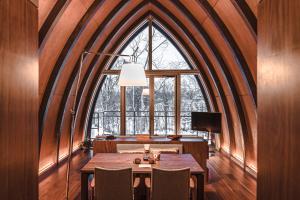 um quarto com uma mesa e uma grande janela em Andaru Collection Niseko em Kutchan mais 112 fotografias