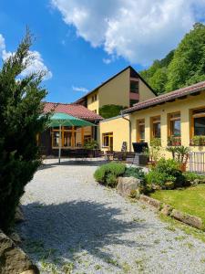 ein Haus mit Kieseinfahrt davor in der Unterkunft Aktiv-Hotel Stock & Stein in Königstein an der Elbe