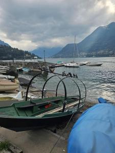 een boot op de oever van een waterlichaam bij Casa Sara Como Lake in Cernobbio