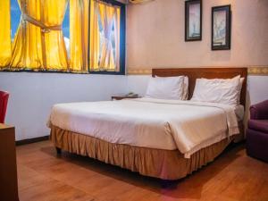 Tempat tidur dalam kamar di Hotel Sukamulya Pasteur