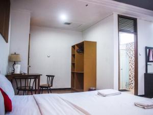 سرير أو أسرّة في غرفة في Hotel Sukamulya Pasteur