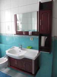 La salle de bains est pourvue d'un lavabo et d'un miroir. dans l'établissement Blue pearl, à Beruwala