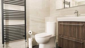 ein Badezimmer mit Toilette und Waschbecken in der Unterkunft Rose Cottage in Buxton + 10 Fotos