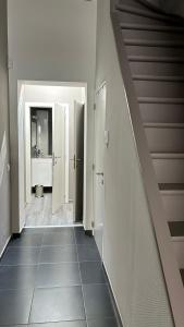 un corridoio di un bagno con lavandino di Casa Polizzi - Maison entière a Fontaine-lʼÉvêque
