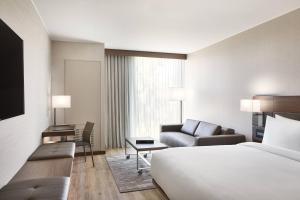 um quarto de hotel com uma cama e um sofá em AC Hotel Phoenix Biltmore em Phoenix