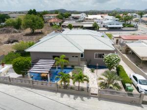 an aerial view of a house with a swimming pool at Familiewoning met privé zwembad in Willemstad