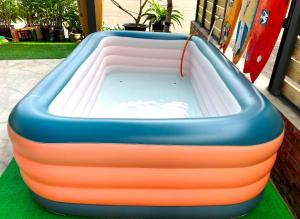 una piscina inflable está sentada en la hierba en 阿郎衝浪旅店A-lang Surfing House en Manzhou